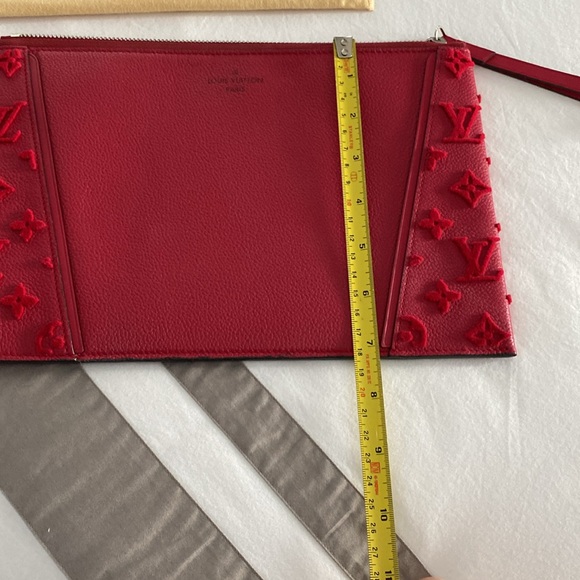 Red coloured Louis Vuitton Pochette/Wristlet with silver zipper. - Picture 7 of 8